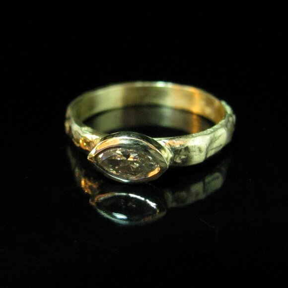 Engagement ring. 14K solid Yellow gold ring set with 0.25ct Marquise diamond. - Picture 4 of 9